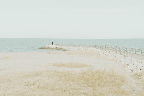 三重県伊勢市二見興玉神社の浜辺からの海と水平線