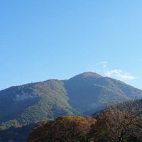 白川郷から見える秋の山並み 岐阜の紅葉風景の写真