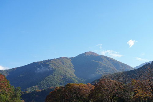 白川郷から見える秋の山並み 岐阜の紅葉風景