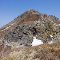 日本百名山・岩木山の禿げ上がった山頂方面の写真