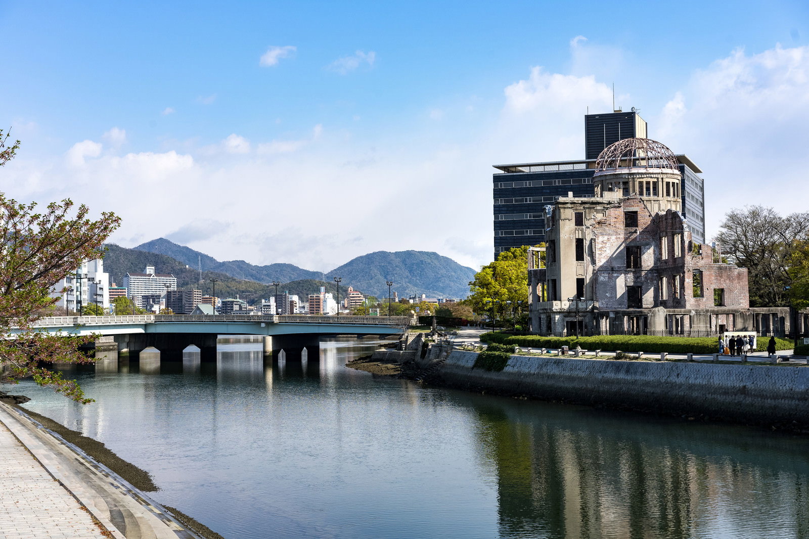 青空の下の元安川と橋の向こうに見える原爆ドーム