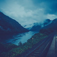 廃線となった三江線・潮駅ホームからの夕暮れ景観の写真