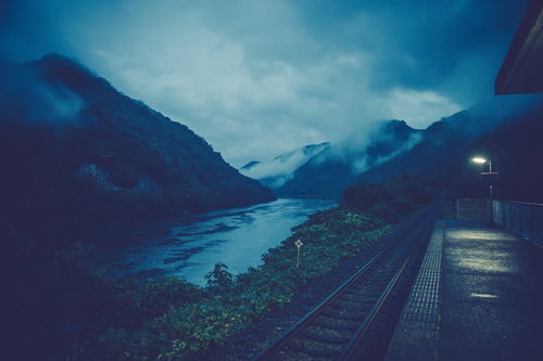 廃線となった三江線・潮駅ホームからの夕暮れ景観