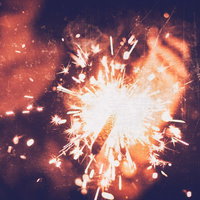 夏の夜に手持ち花火バチバチの写真