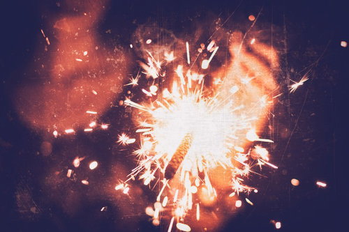 夏の夜に手持ち花火バチバチ