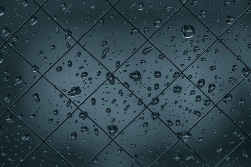 ワイヤーの窓に付着した水滴と雨の天候表現