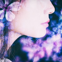 紫とピンクの花が重なる女性の横顔フォトモンタージュの写真