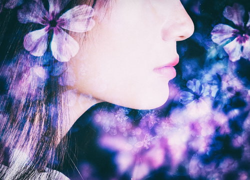 紫とピンクの花が重なる女性の横顔フォトモンタージュ