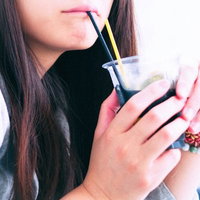 ドリンク独り占め女子、ストロー2本でダブル飲みの写真