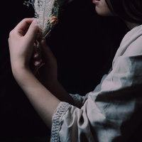 白いブラウスを着た女性がスワッグに手を添える手元の写真