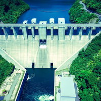 岡山県内第3位の貯水量を誇る苫田ダムと奥津湖の空撮の写真