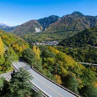 北アルプスの山々に囲まれた秘境・平湯温泉の旅館と秋の黄葉の写真