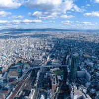 あべのハルカスから見下ろす大阪市街地の高層ビル群と街並みの影の写真