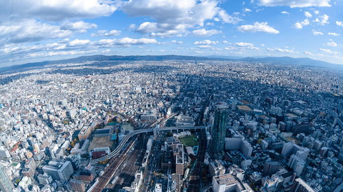 あべのハルカスから見下ろす大阪市街地の高層ビル群と街並みの影