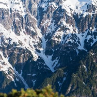 春になっても山頂の雪深さがわかる北アルプスの笠ヶ岳の写真