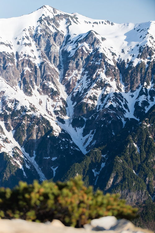 春になっても山頂の雪深さがわかる北アルプスの笠ヶ岳
