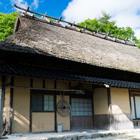 岡山県鏡野町の古民家うたたねの里の茅葺屋根と伝統建築の写真