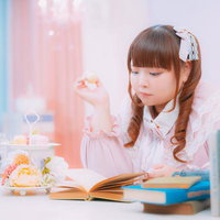 読書タイムのぽちゃかわ女子とマカロンの写真