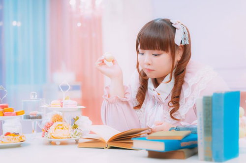 読書タイムのぽちゃかわ女子とマカロン