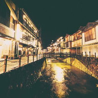 街明かりに照らされた銀山温泉街の夜景。歴史情緒あふれる温泉地の夜間風景の写真