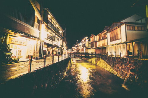 街明かりに照らされた銀山温泉街の夜景。歴史情緒あふれる温泉地の夜間風景