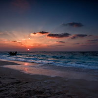 与論島の夕暮れ、水平線に沈む夕日と南国リゾートの風景の写真