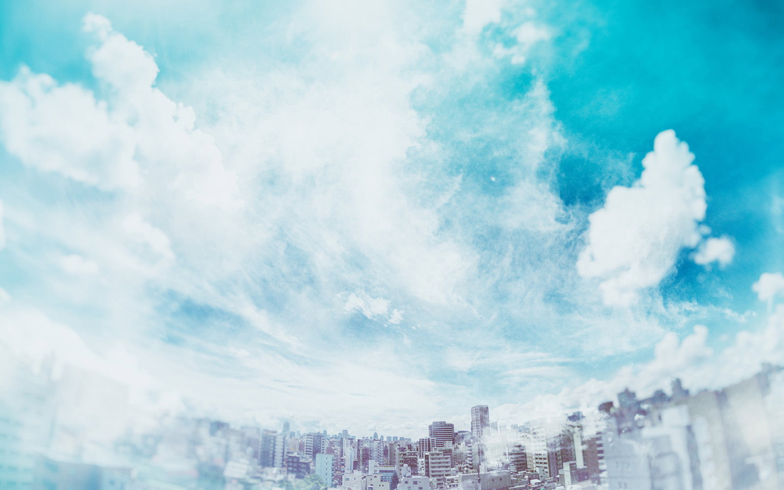 青空に立ち上がる積乱雲と都市の建物群を合成したフォトモンタージュ