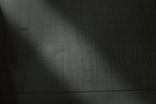 放課後の原稿用紙に広がるテスト勉強の跡と学習の痕跡