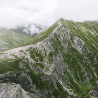 宝剣岳からみる木曽駒ヶ岳方面の岩肌と稜線の写真