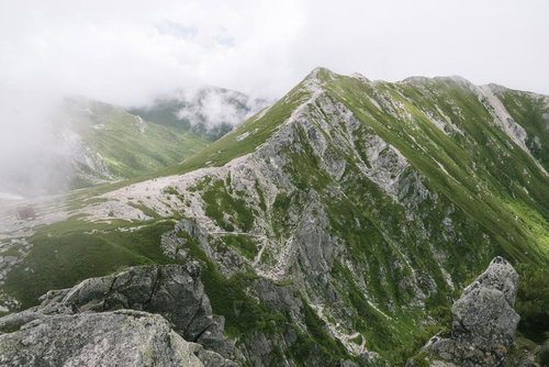 宝剣岳からみる木曽駒ヶ岳方面の岩肌と稜線