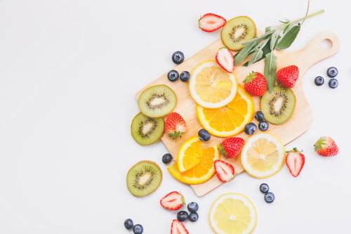 ビタミンたっぷりなカットフルーツの盛り合わせ（マット）