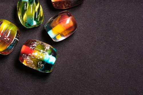 艶々に輝くとんぼ玉とガラス玉のビーズコレクション