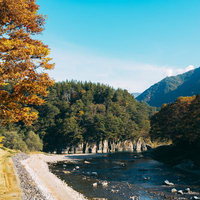 岐阜県白川郷合掌集落であい橋からの秋景色の写真