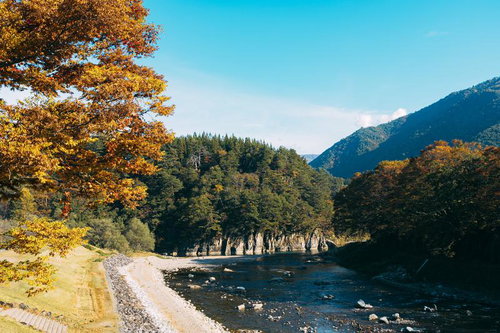 岐阜県白川郷合掌集落であい橋からの秋景色