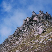 日本百名山の焼岳、火山性の岩が積み重なる山頂の写真