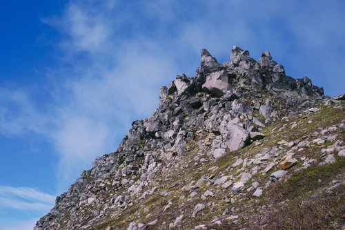 日本百名山の焼岳、火山性の岩が積み重なる山頂