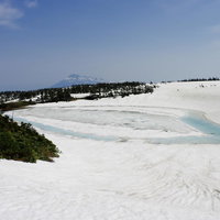 日本百名山の八幡平、冬の雪に覆われた稜線の写真