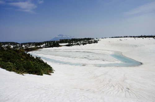 日本百名山の八幡平、冬の雪に覆われた稜線
