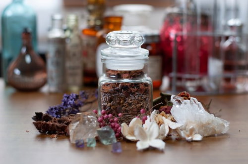 乾燥ハーブが詰まった透明なガラスの小瓶、コルク蓋付き