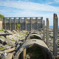 北大東島の燐鉱石貯蔵庫跡、崩壊したコンクリート建造物の写真
