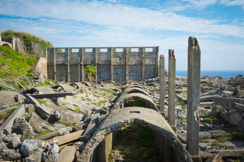 北大東島の燐鉱石貯蔵庫跡、崩壊したコンクリート建造物