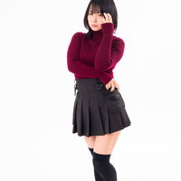 勘ぐるハイソックスを履いた女性が考え込むポーズの写真