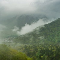 北アルプスの緑にあふれた梅雨の平湯温泉の写真