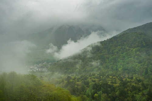 北アルプスの緑にあふれた梅雨の平湯温泉