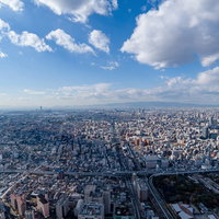あべのハルカスから見下ろす東西南北に延びる道路と街並みの写真