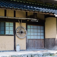 土壁でできた古民家の玄関口：うたたねの里の木造民家（鏡野町）の写真