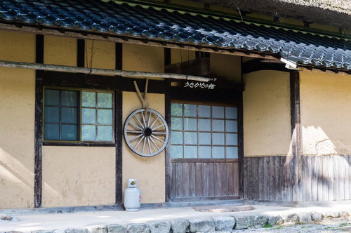 土壁でできた古民家の玄関口：うたたねの里の木造民家（鏡野町）