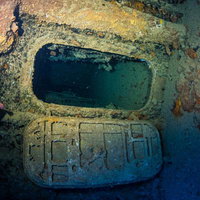 第二次世界大戦で沈んだ軍艦「USSエモンズ」の扉の写真