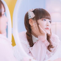 鏡越しに歯痛ポーズをする女の子、ツインテール、ぽちゃかわの写真