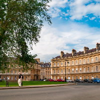 イギリス・バースの石造建築が立ち並ぶ街並みの写真